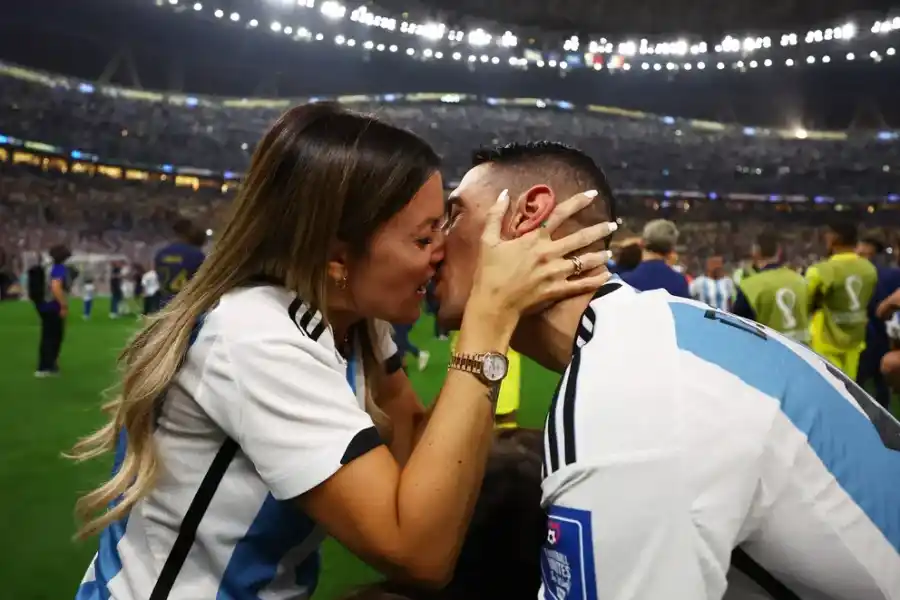 Di María, la figura de las finales para Argentina: el beso apasionado en pleno campo de juego con su esposa Jorgelina tras ganar el Mundial
