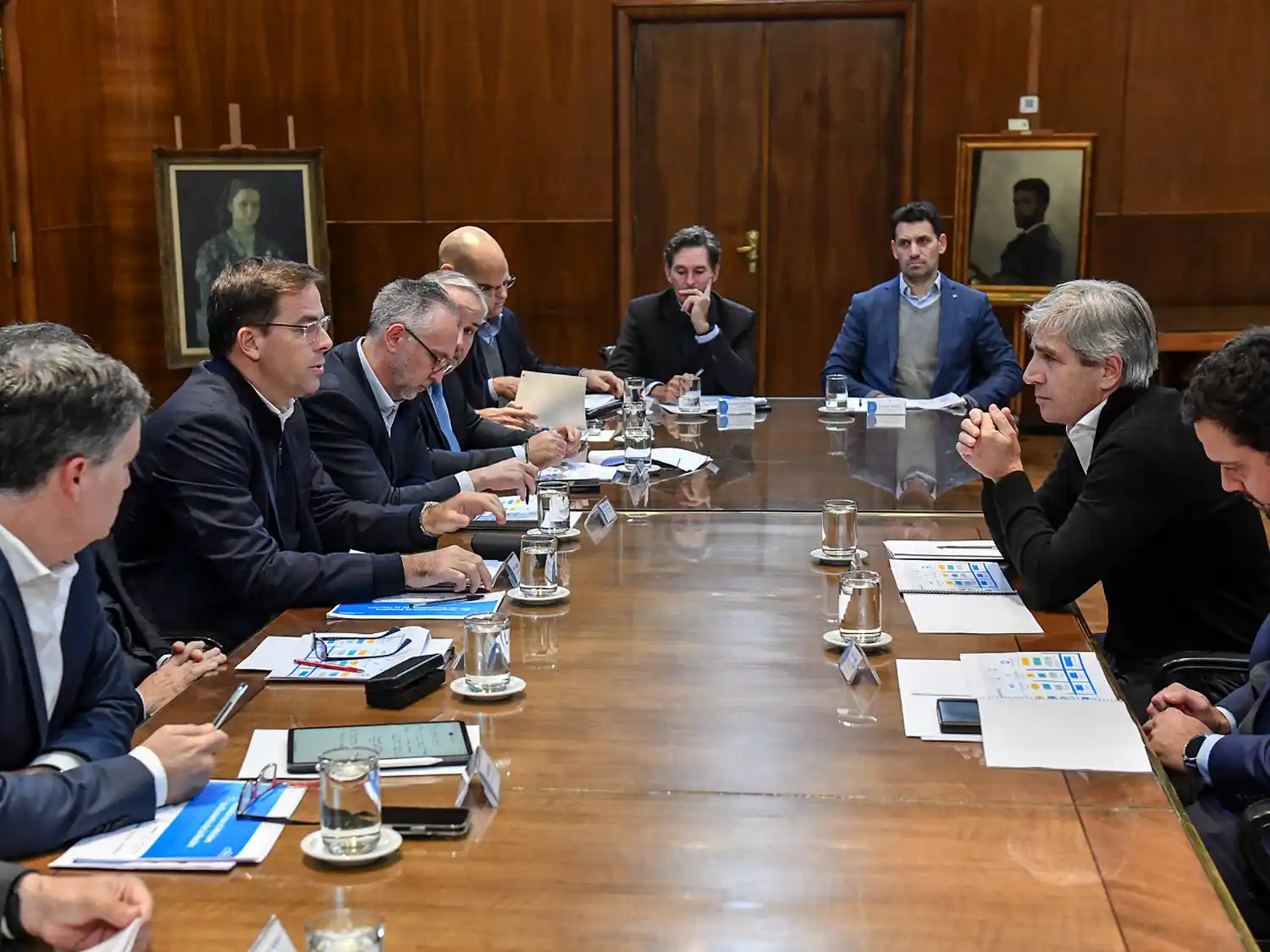 El ministro Luis Caputo recibió a las autoridades de la Asociación de Fábricas de Automotores.