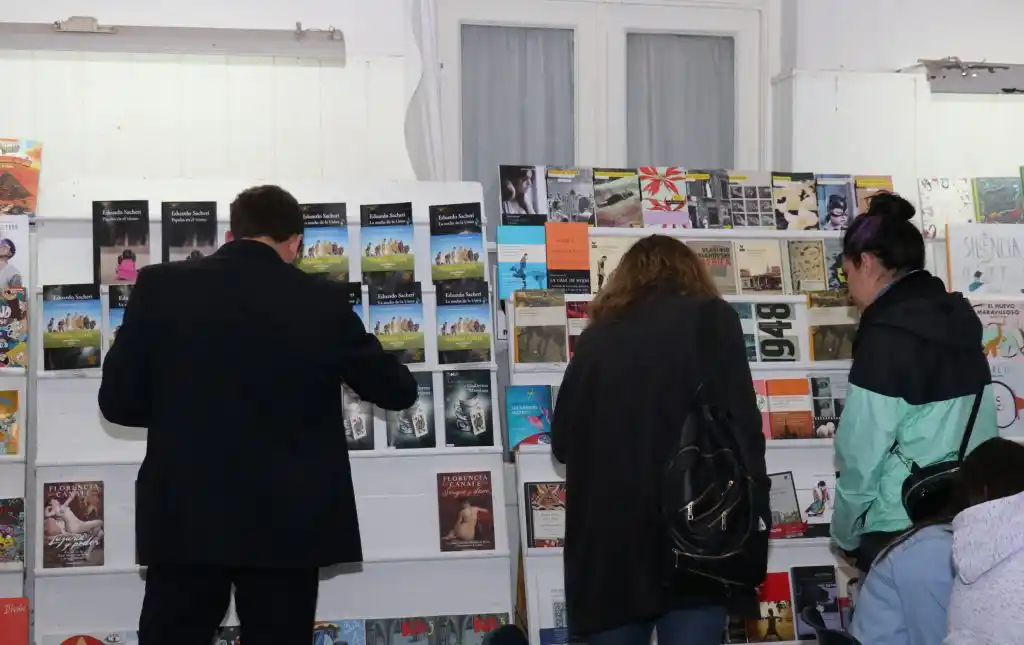 Intervención artística de libros este sábado en la Sarmiento