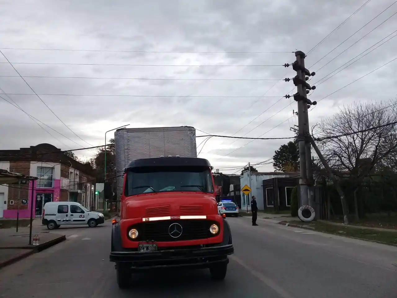 Un camión enganchó cables de tensión y dejó varias horas sin luz al barrio de la terminal