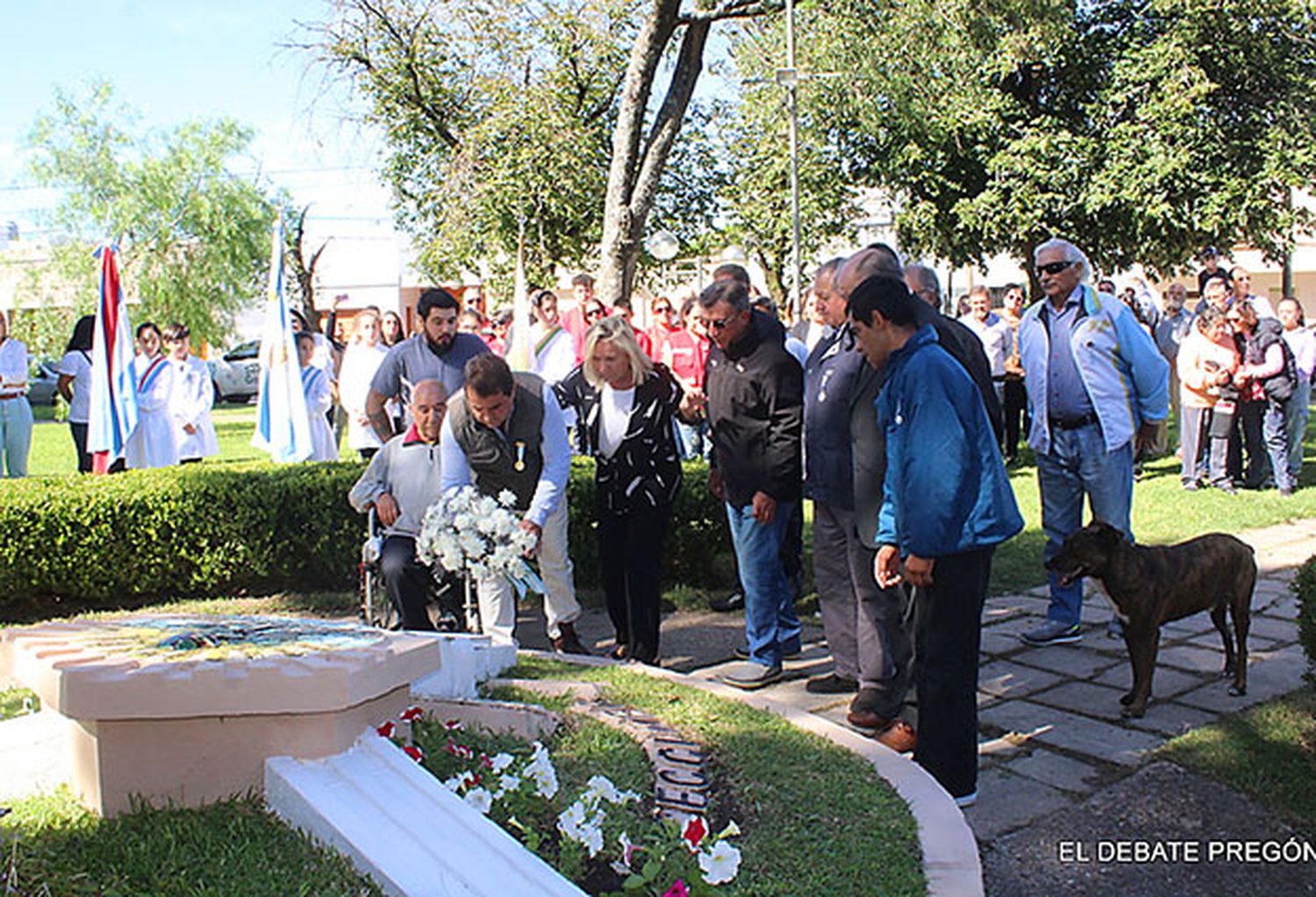 Colocación de la ofrenda floral.