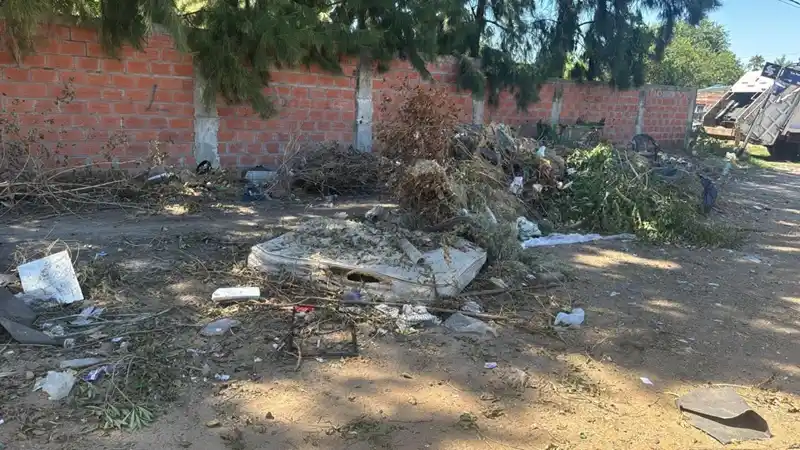 Preocupa un microbasural en la esquina del refugio de la Protectora de Animales