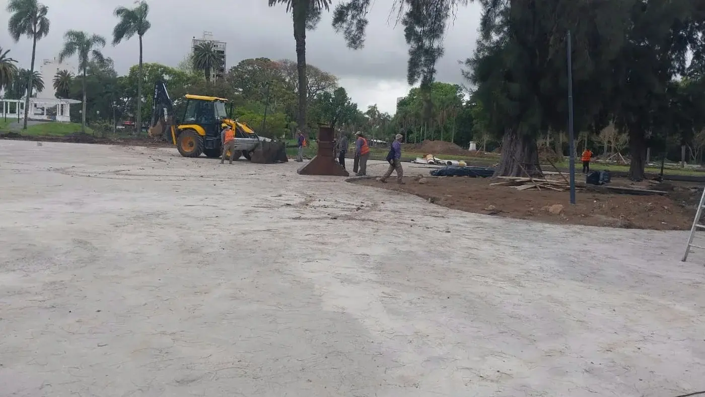 Trabajadores en el Parque Saavedra en medio de controversias por el retiro de un histórico puesto gastronómico. FOTO: 0221