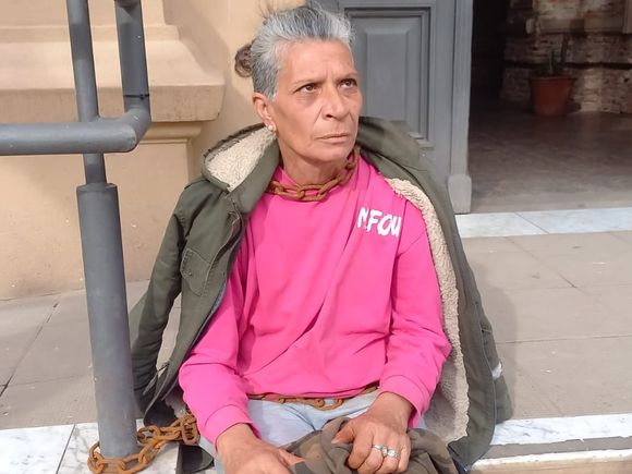 Se encadenó en la Municipalidad para reclamar por una vivienda