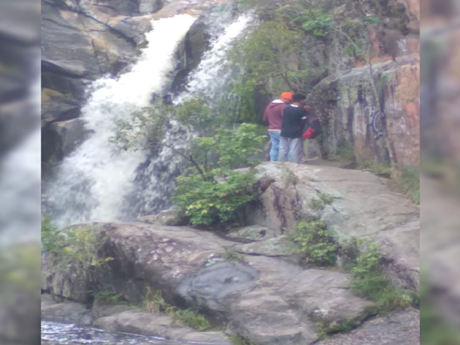 Tanti: multaron a turistas por escribir graffitis en una cascada