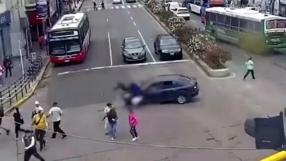 En Lanús, un automovilista atropelló a tres personas