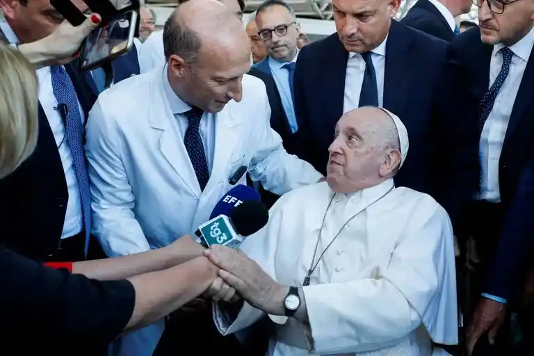 Investigan por falsificación de documentos al cirujano que operó dos veces al papa Francisco