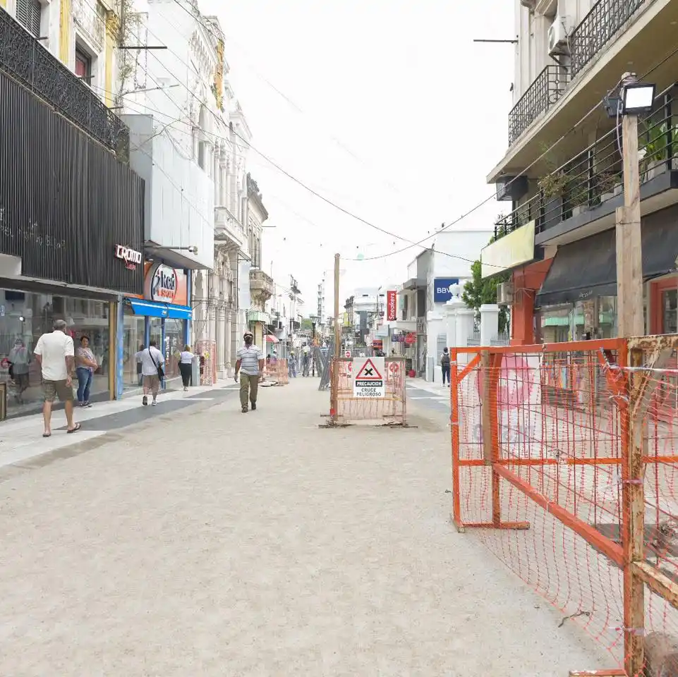 Por obras en la peatonal, interrumpen el tránsito en calle Urquiza de Paraná