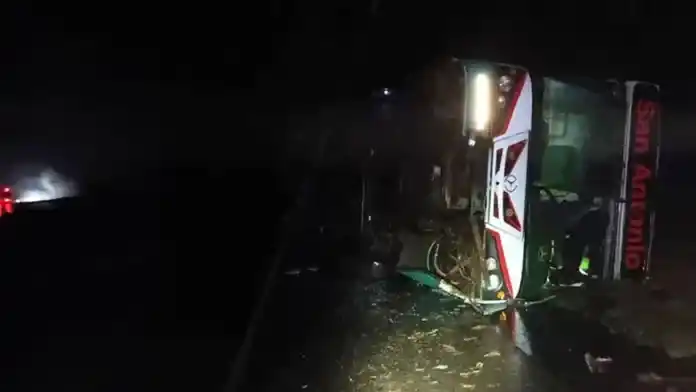 Un colectivo volcó en la Ruta 14 y hay pasajeros heridos