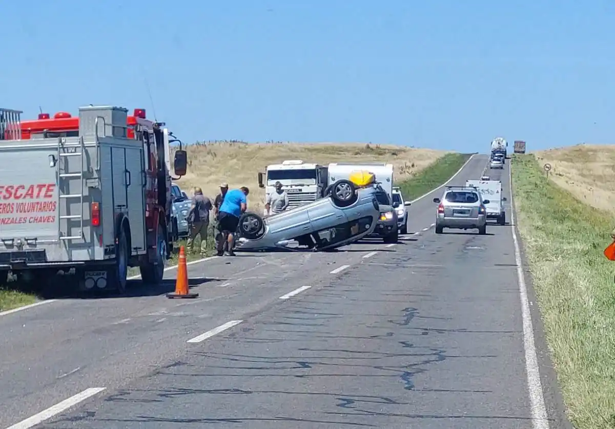 Vuelco en ruta 3: tres personas hospitalizadas