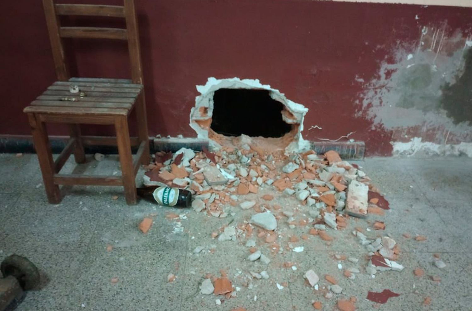 Hicieron un boquete para robar una heladera y un horno pizzero en Centro de Residentes