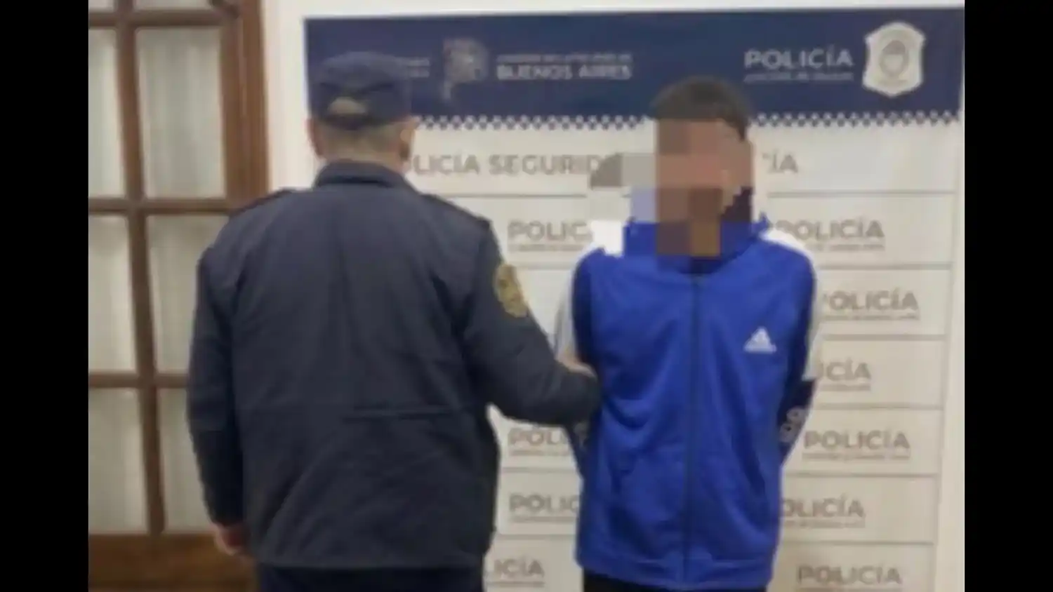 El joven caminaba por Uruguay e Hipólito Yrigoyen cuando fue interceptado por personal policial.