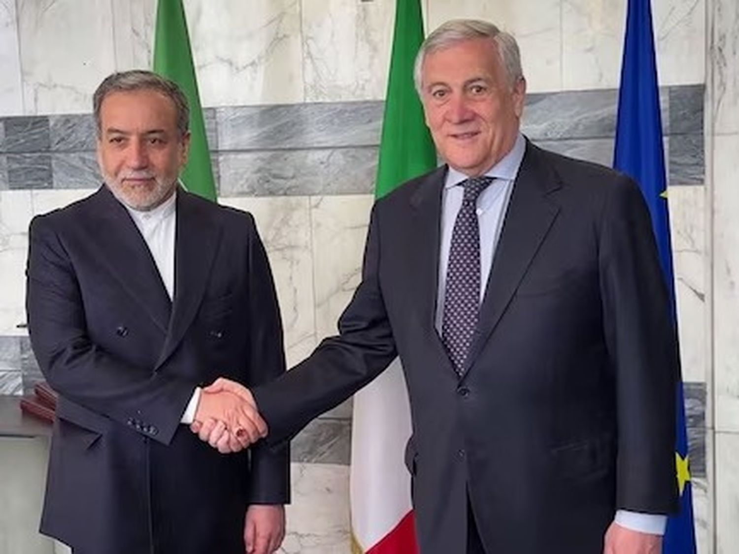 El ministro de Relaciones Exteriores de Italia, Antonio Tajani (derecha), estrecha la mano del ministro de Relaciones Exteriores de Irán, Abbas Araqchi, en el Ministerio de Relaciones Exteriores de Italia en Roma antes de las conversaciones nucleares en la embajada de Omán.