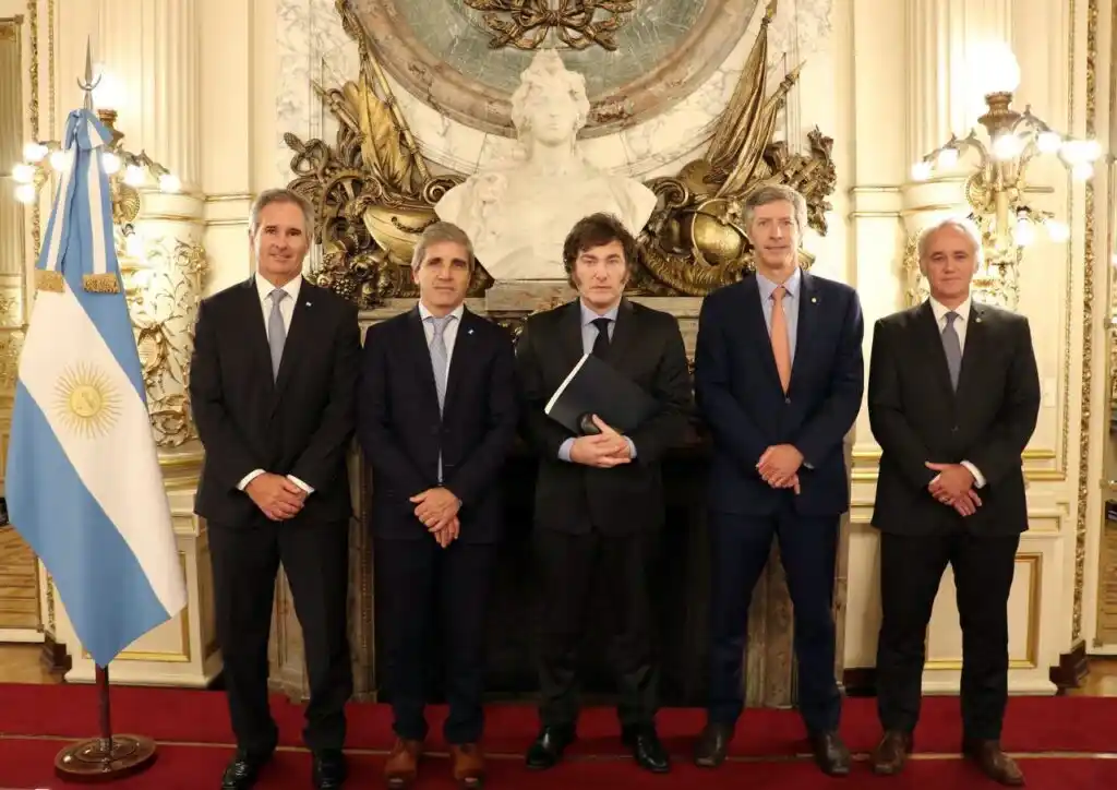 Javier Milei junto al ministro de Economía, Luis Caputo; el secretario de Finanzas, Pablo Quirno; el presidente del Banco Central, Santiago Bausili, y el vicepresidente del Central, Vladimir Werning. – Presidencia –