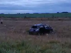 Despiste y vuelco en el acceso a De La Canal: el único ocupante fue hospitalizado