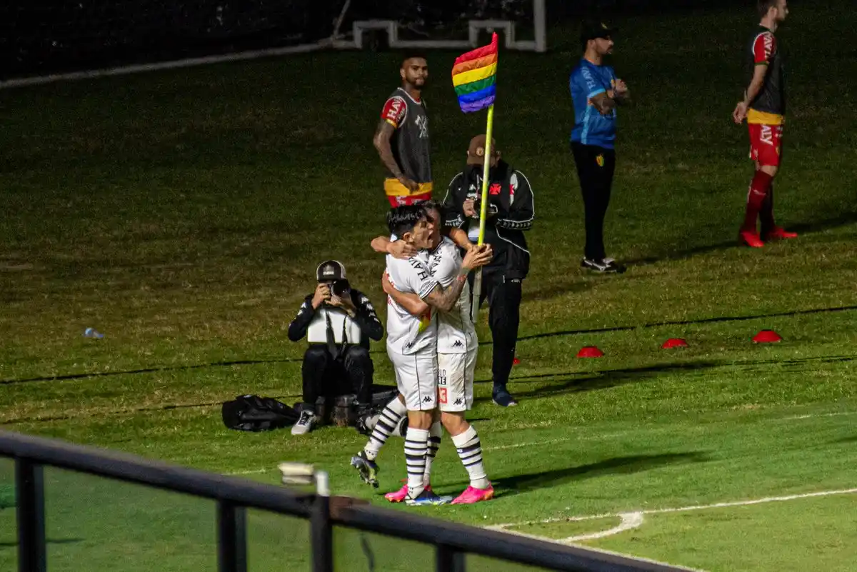 Germán Cano festejó un gol levantando la bandera del Orgullo