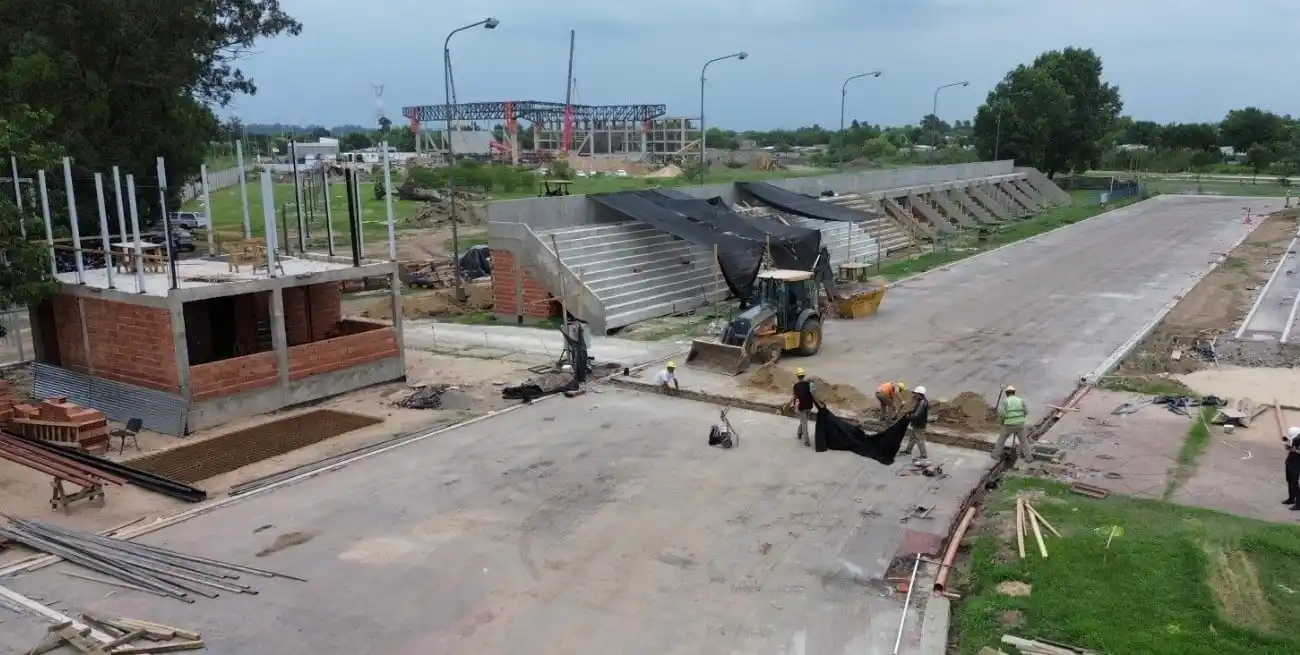 Uno de los trabajos en Santa Fe es la remodelación de la pista de atletismo del Card más la construcción de tribunas de cemento exigidas por la organización. Foto: Gobierno de Santa Fe.