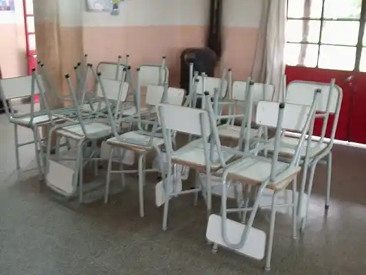 Rotary Gualeguaychú Oeste donó 25 sillas a la Escuela de Horticultura