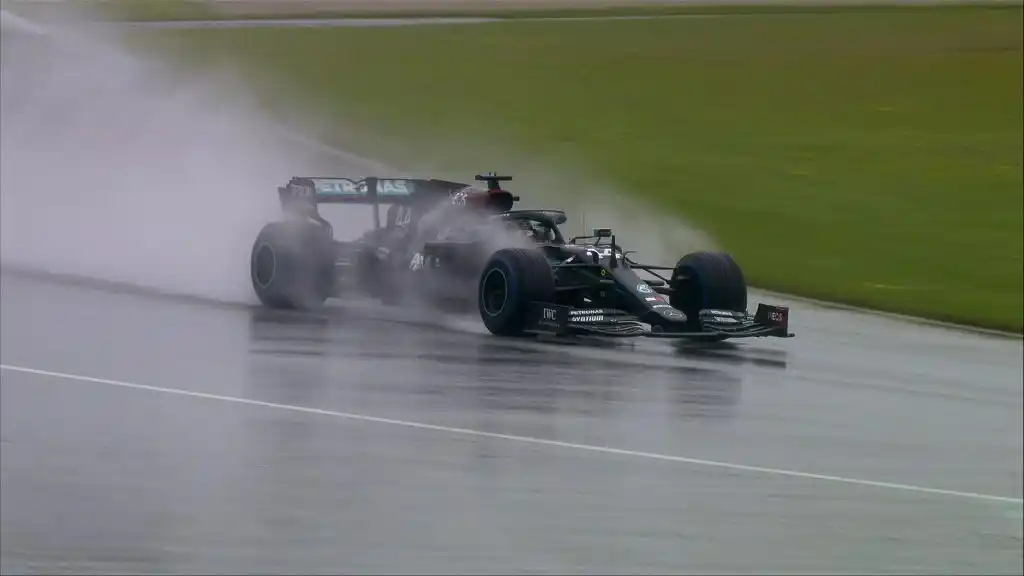 Hamilton sale adelante en Austria