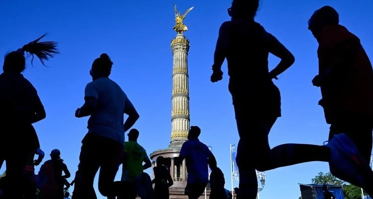 Los científicos analizaron cómo la mielina cerebral disminuyó tras correr un maratón completo.