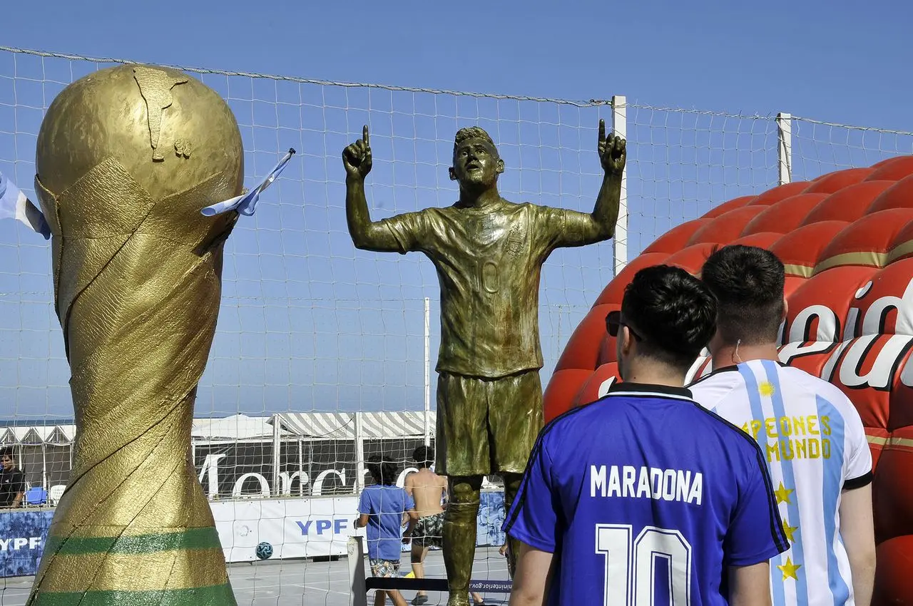Mar del Plata tiene la primera estatua de Lionel Messi con las tres estrellas