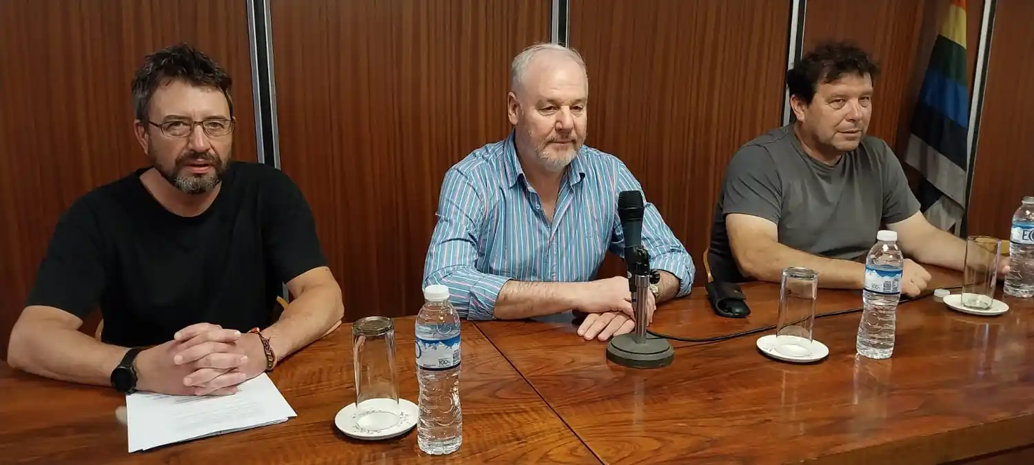 Casalino, Aznar y Losada, previo al inicio de la conferencia de prensa en la CEVT. Foto: Sur24
