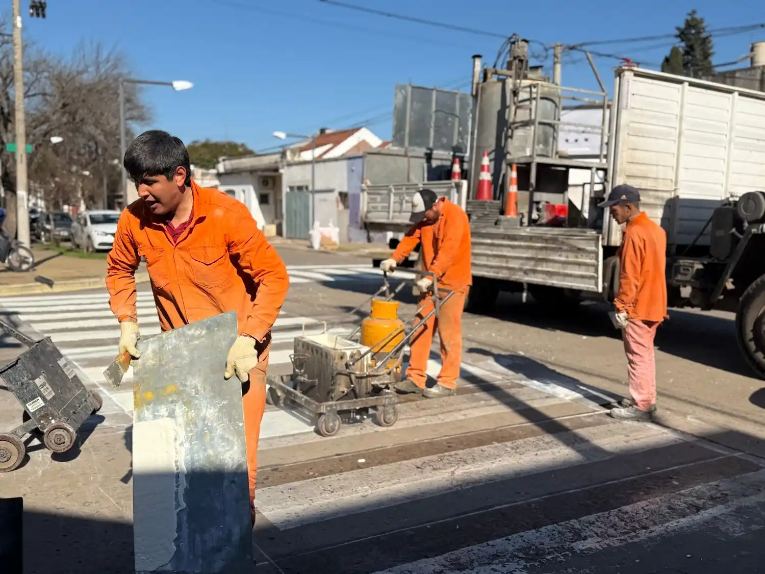 La pintura termoplástica asegura la durabilidad de las sendas peatonales.