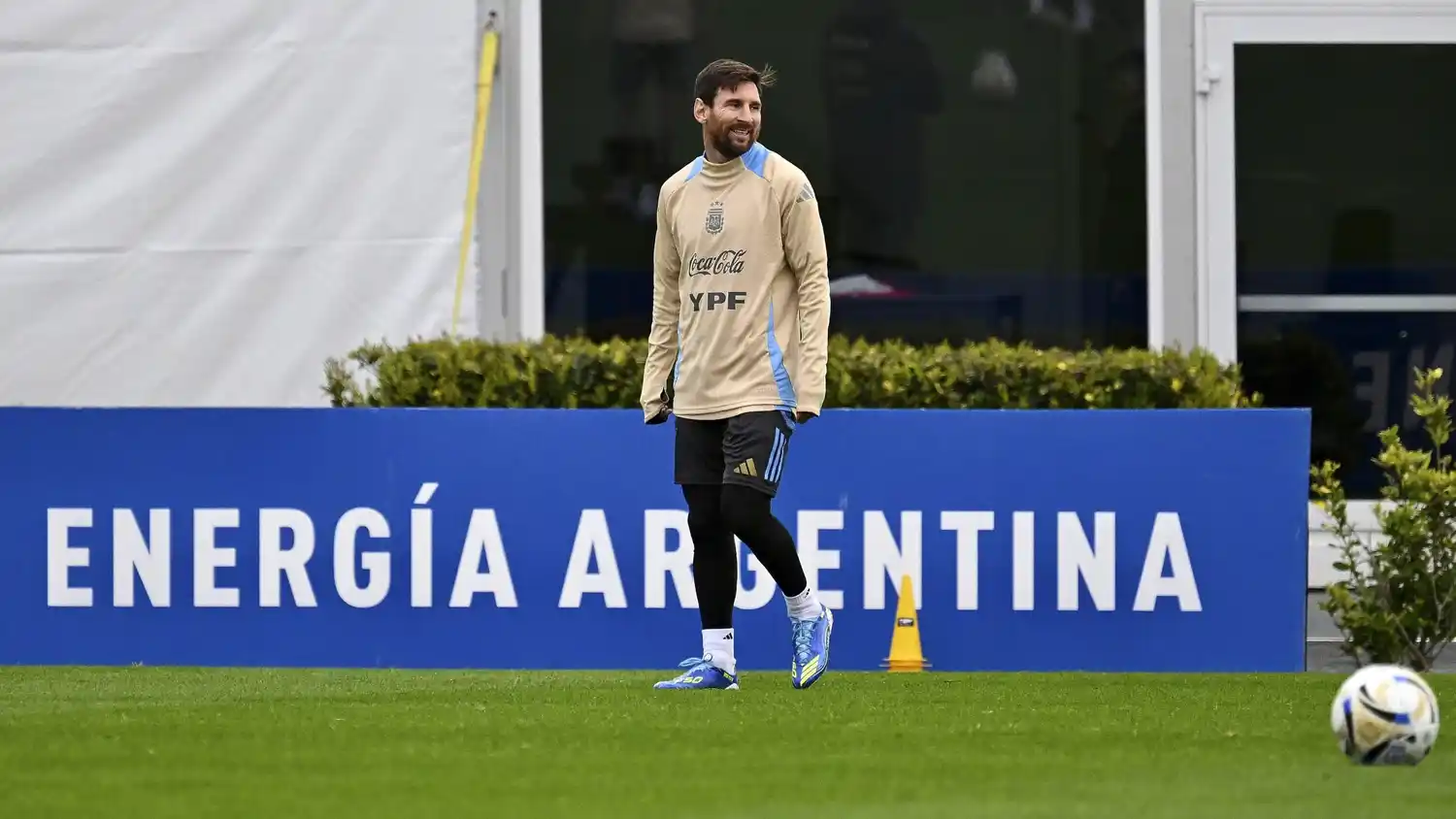 Messi jugaría hoy su último partido oficial como local en la selección argentina.