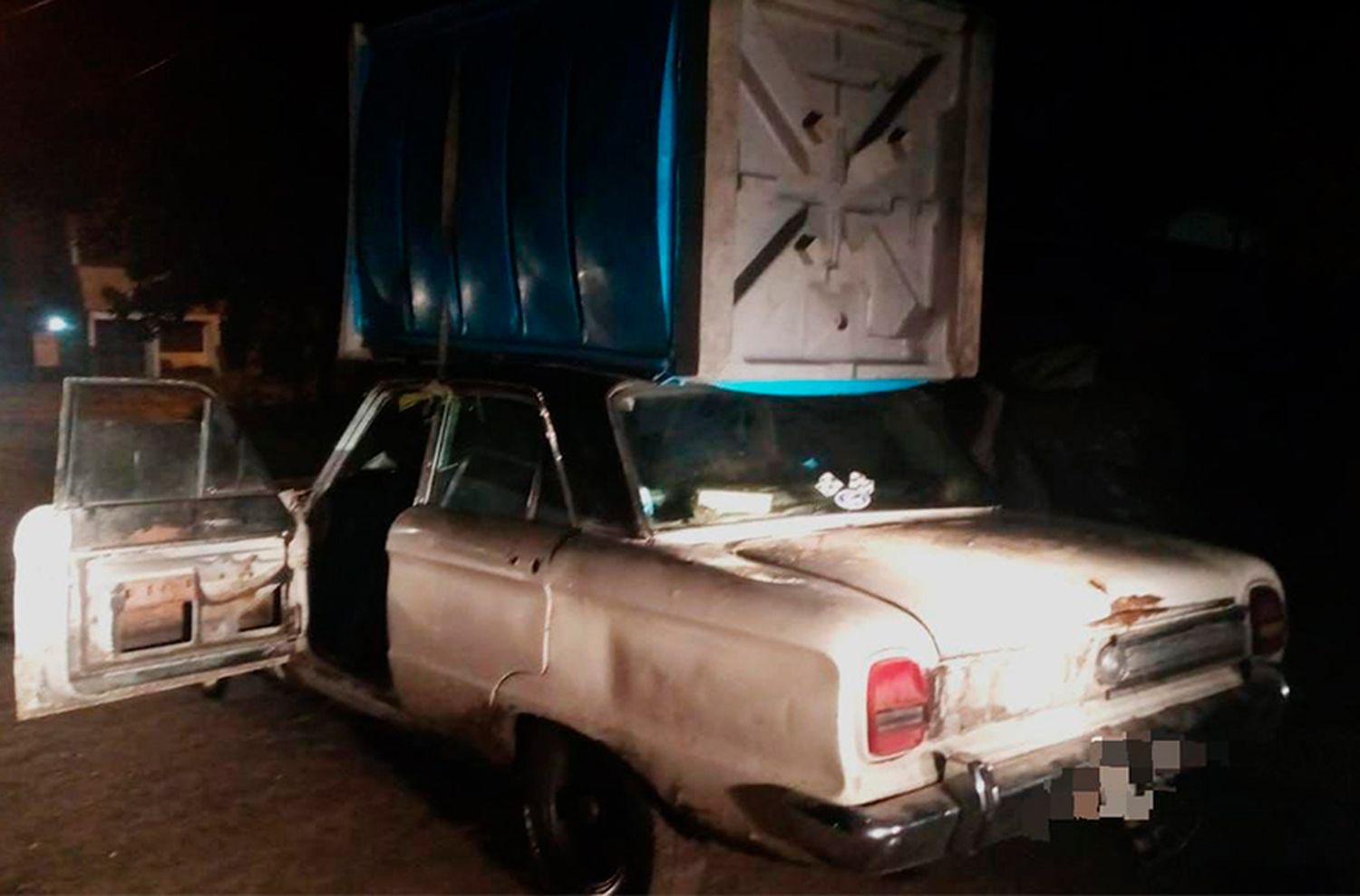 Se llevaban un baño químico en el techo de un Falcon
