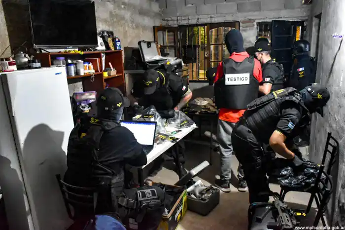 La FPA desarticuló una organización narco que usaba drones para ingresar drogas a la cárcel de Bouwer. Hay diez detenidos y secuestraron seis drones y más de $240 millones en bienes. - 1