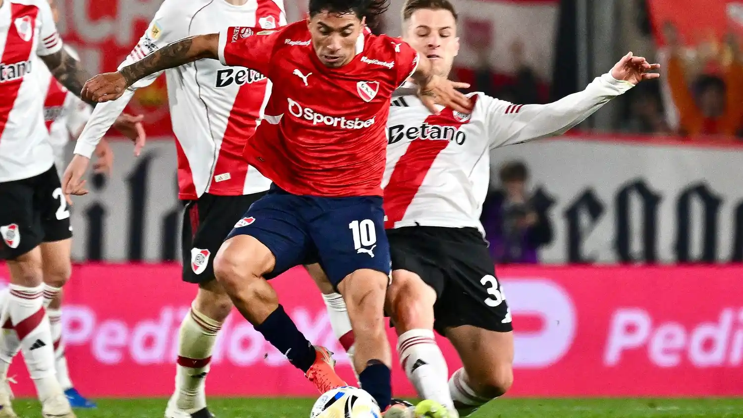 Cabral, armador de ataques en Independiente.