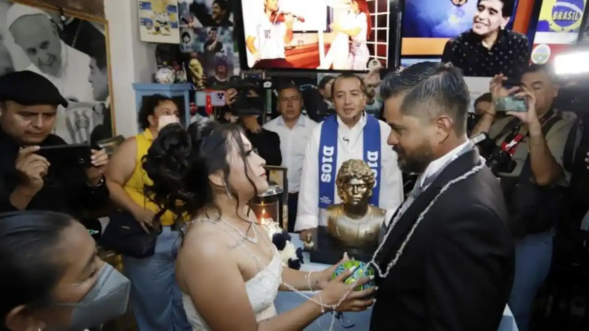 La Iglesia Maradoniana celebró su primera boda en México