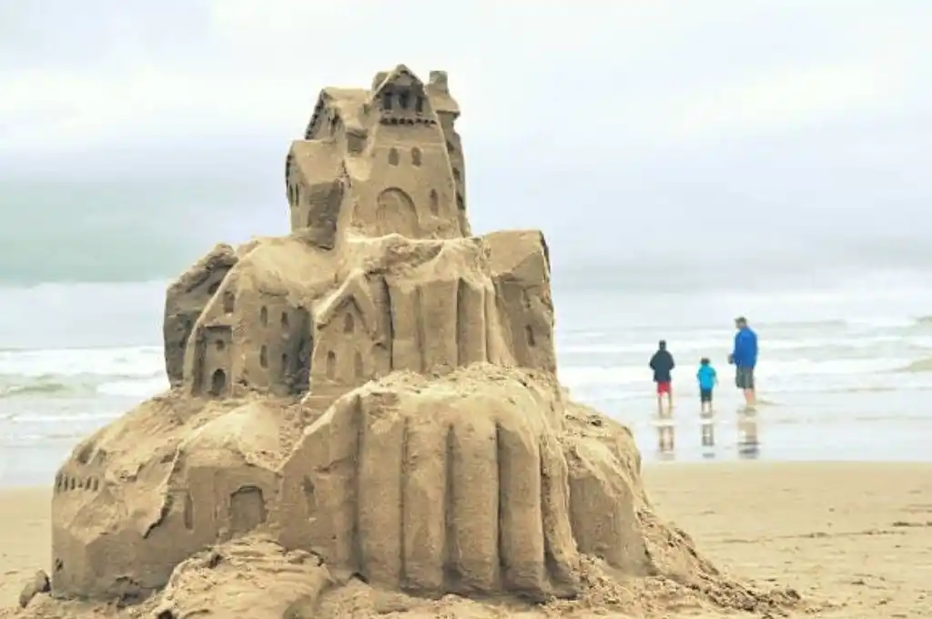 Un niño murió aplastado por un castillo de arena en una playa de Chile
