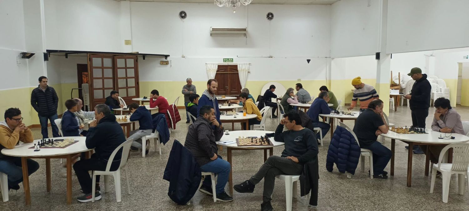 Gualeguay ha sido cuna de grandes jugadores de ajedrez. Hay mucha historia del "juego ciencia" y con grandes exponentes en el orden provincial y nacional. El torneo 74 º Aniversario de Urquiza es todo un éxito.