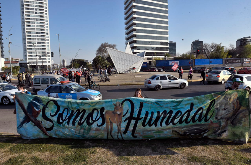 Manifestantes reclamaron contra los incendios en las islas en el Barquito de Papel de Puerto Norte