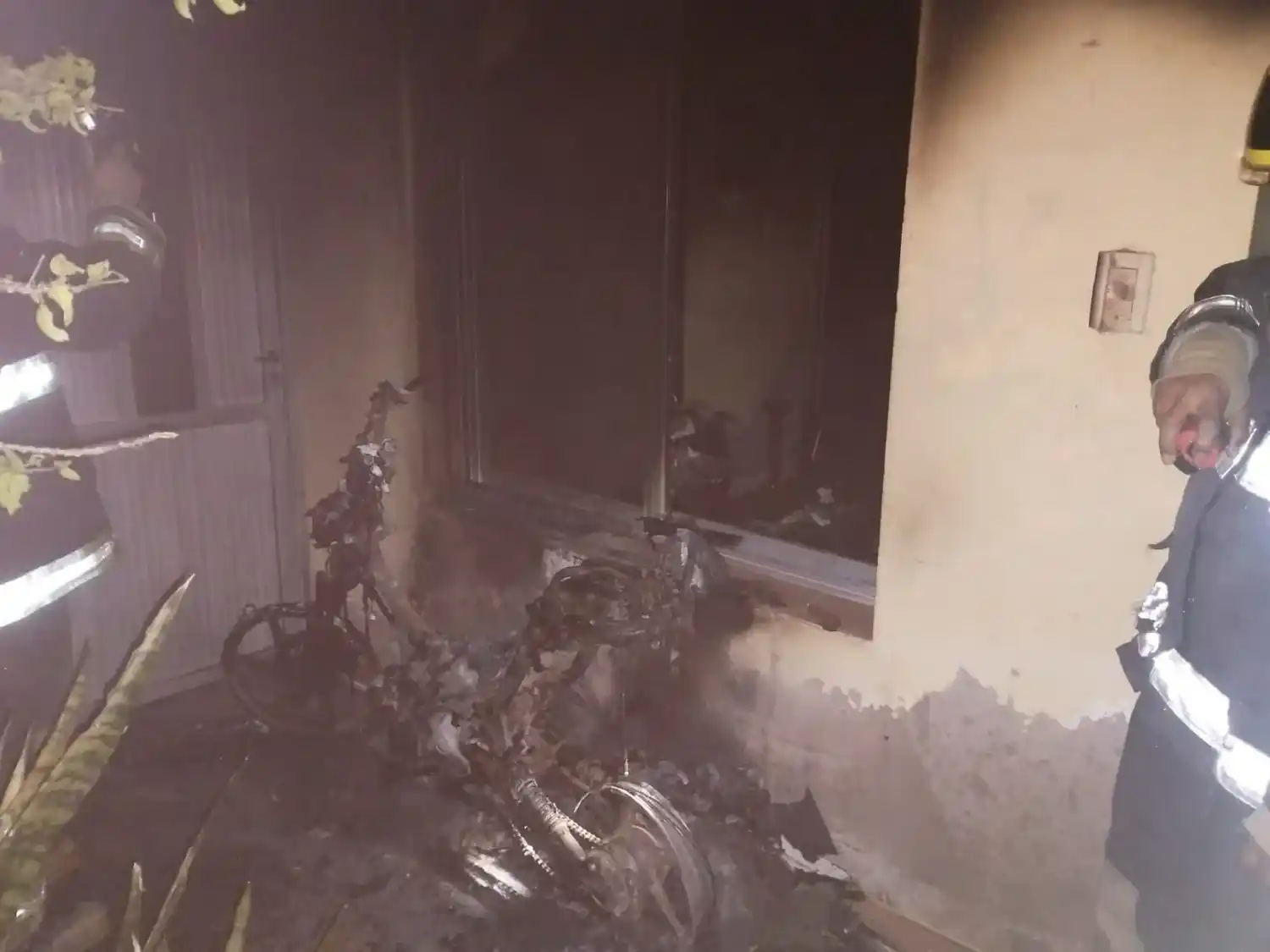 moto incendiada morteros - 2