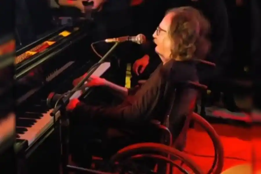 Yendo de la casa al piano: Charly García volvió a tocar en vivo