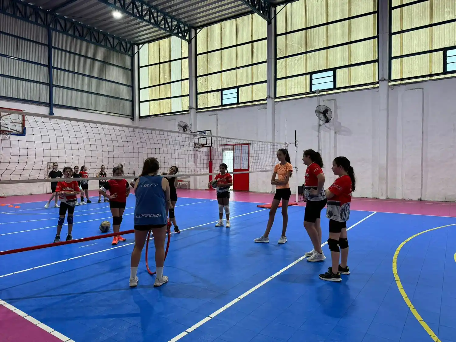 Durante febrero, los entrenamientos de básquet se realizarán únicamente por la tarde.
