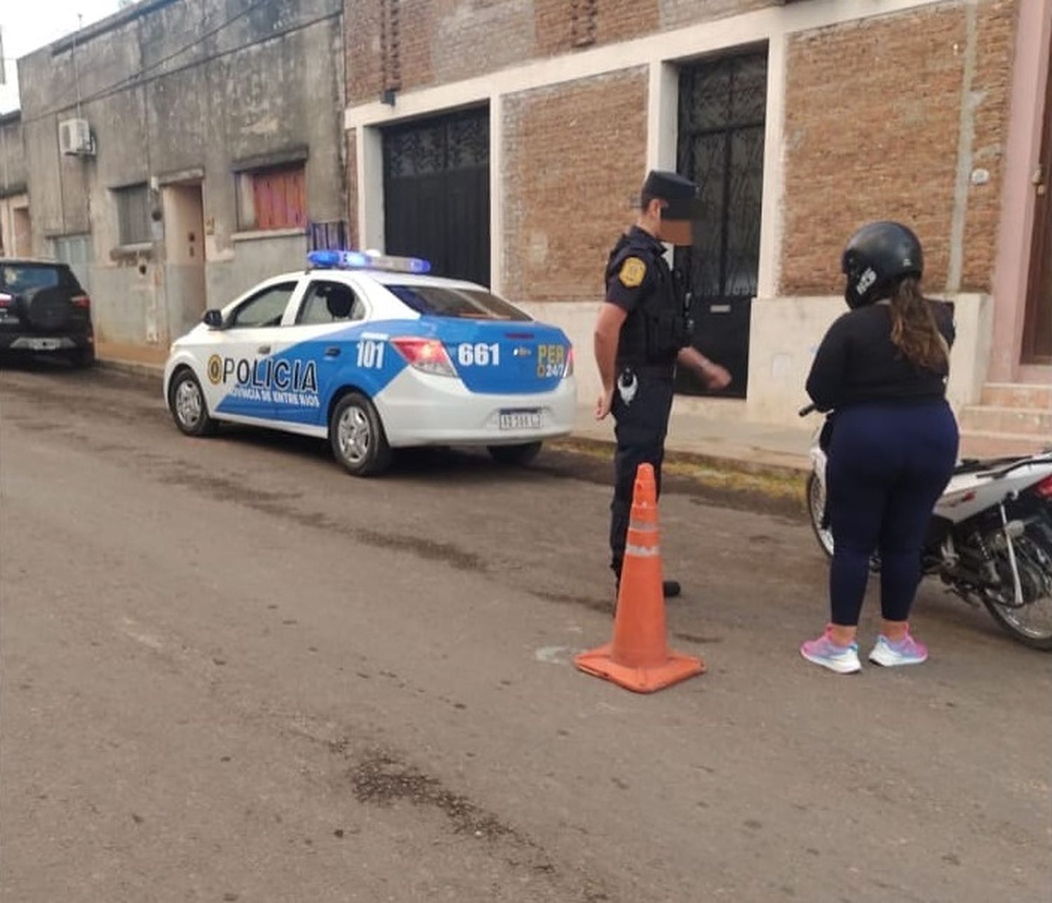 Intento de incendio de una motocicleta y resistencia a la autoridad en operativo policial en Victoria