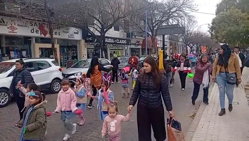 Desfile y festejos por el Día de los Jardines sorprendieron en pleno centro de Rafaela - 2