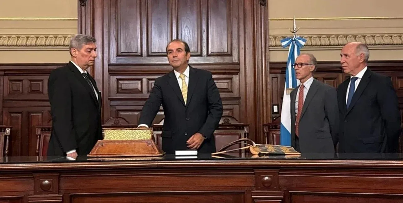 Horacio Rosatti, presidente de la CSJN, le toma juramento al juez García Mansilla.