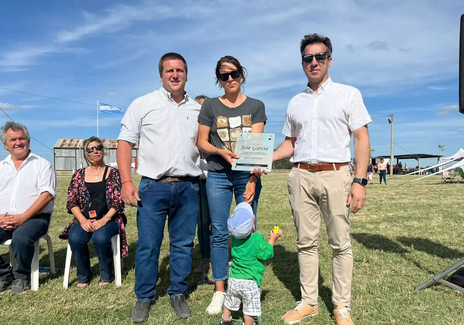 Homenaje. El intendente entregó una placa a familiares de García