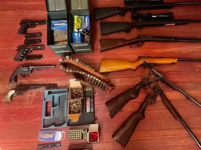 Allanaron a un militar retirado por amenazas a una vecina: hallaron un arsenal