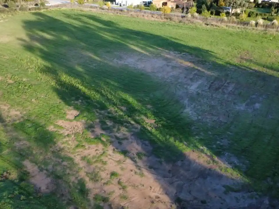 Las dos canchas estarán ubicadas detrás del gimnasio del campus.