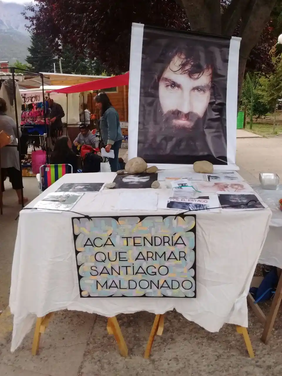 Se conserva el stand donde Santiago Maldonado vendía sus productos en El Bolsón