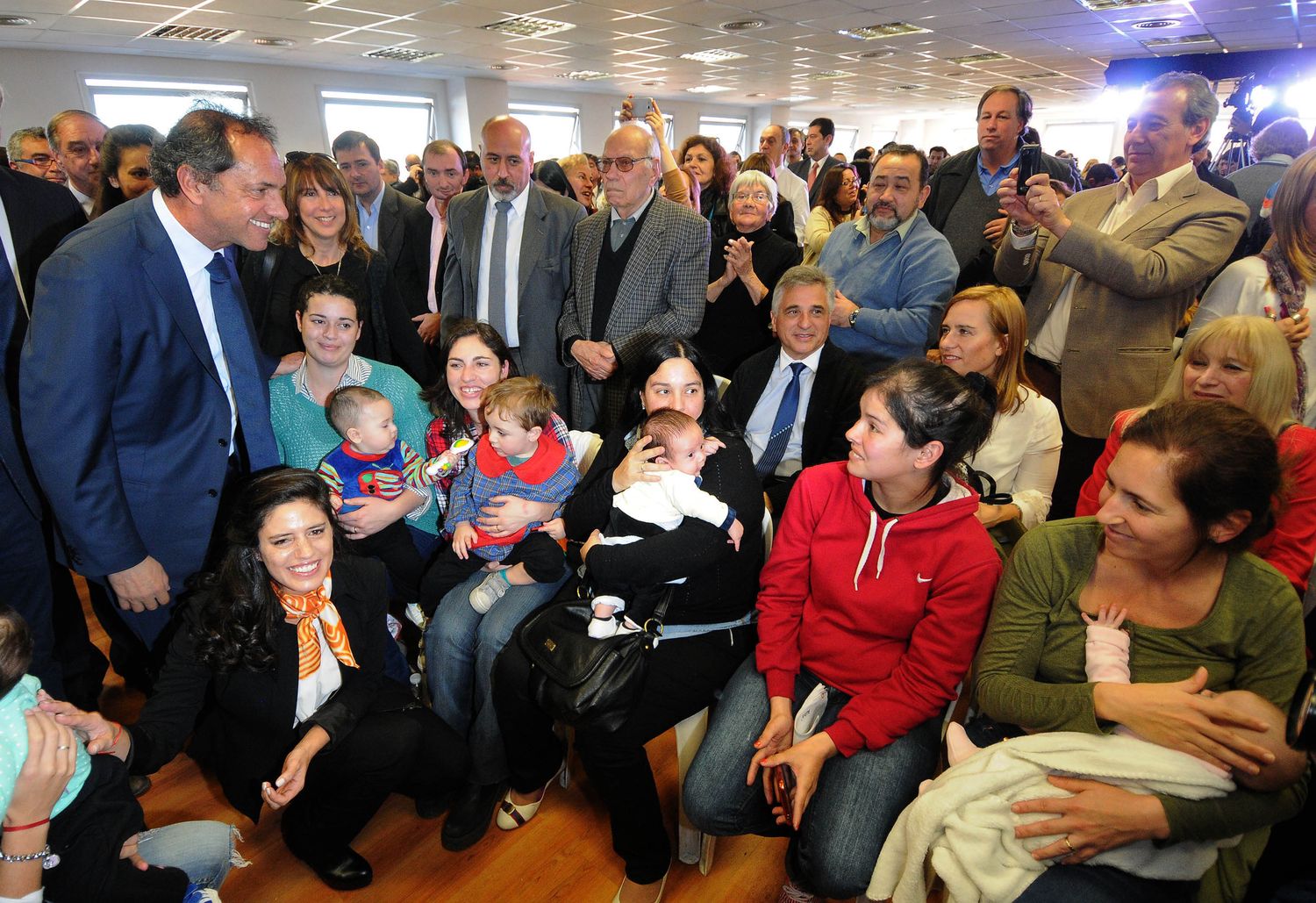 Scioli inauguró lactarios para la administración pública
