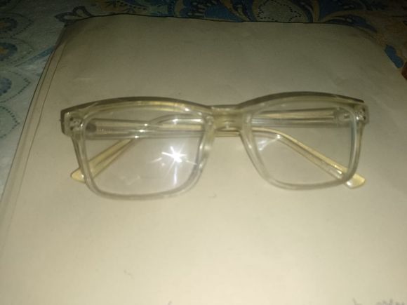 María encontró anteojos recetados
