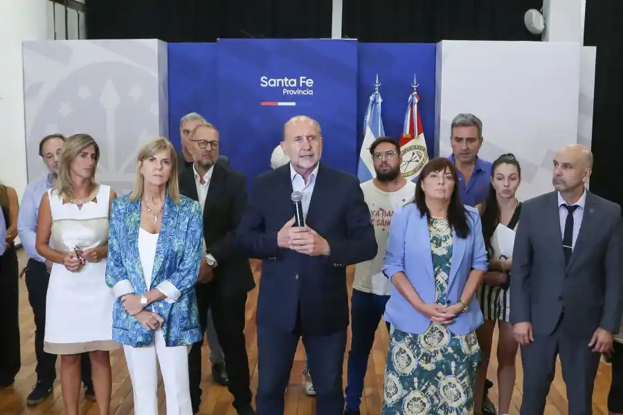 Omar Perotti junto a funcionarios y familiares de víctimas