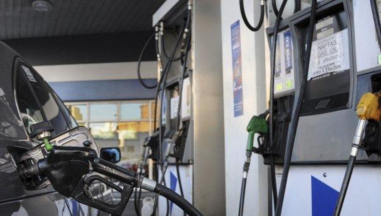 Cae fuerte la venta de naftas, pero prevén otra suba