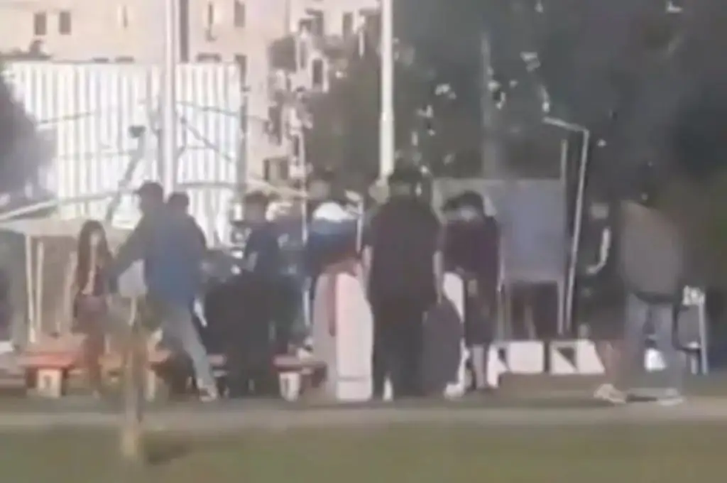 Todo el hecho fue grabado por testigos, y el asesino fue detenido.